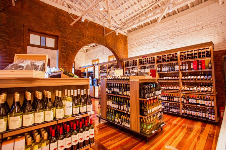 Adegas no Rio de Janeiro: Empório Royale e Guanabara investem em tradição e modernidade