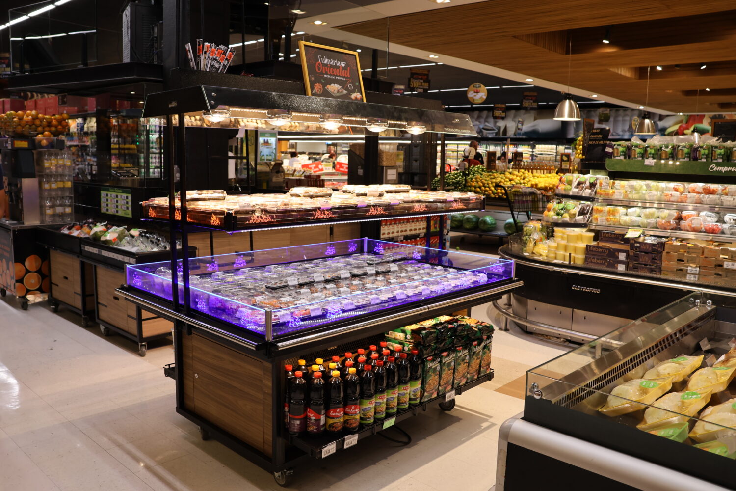Imagem mostra o design funcional do expositor Mesa Mix da ProMarket