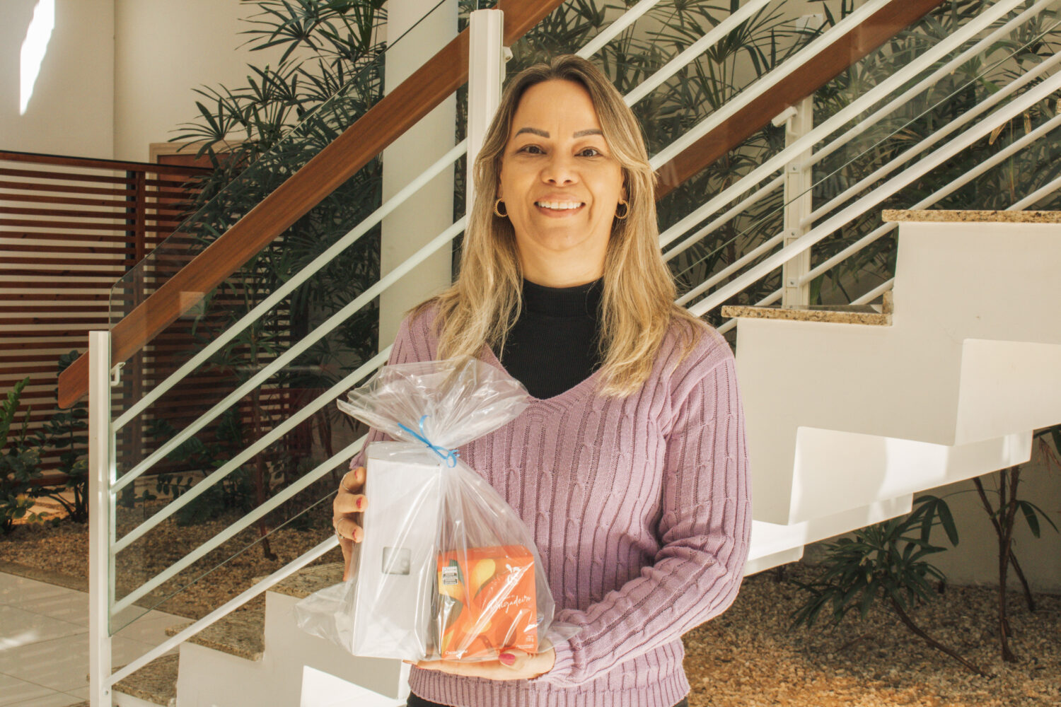 Entrega de roupas doadas para Campanha do Agasalho pelo Projeto Therezinha da ProMarket