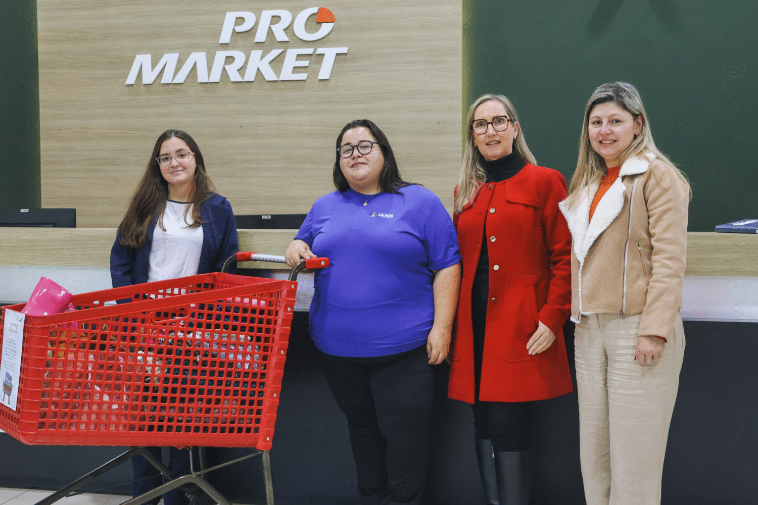 Entrega de roupas doadas para Campanha do Agasalho pelo Projeto Therezinha da ProMarket