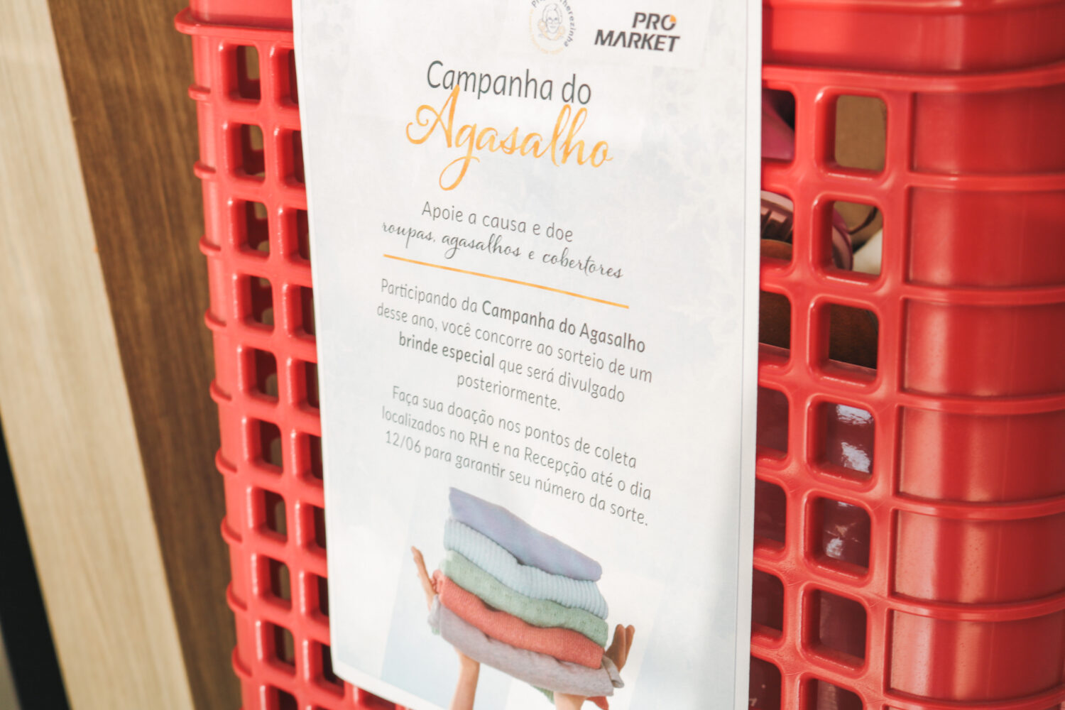 Entrega de roupas doadas para Campanha do Agasalho pelo Projeto Therezinha da ProMarket