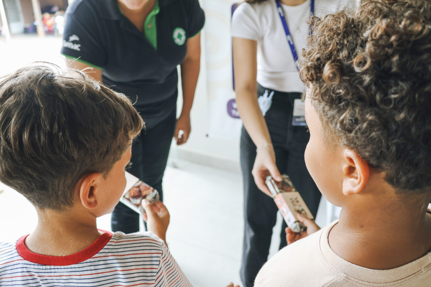 Entrega de chocolate para crianças e idosos na Páscoa pelo Projeto Therezinha da ProMarket