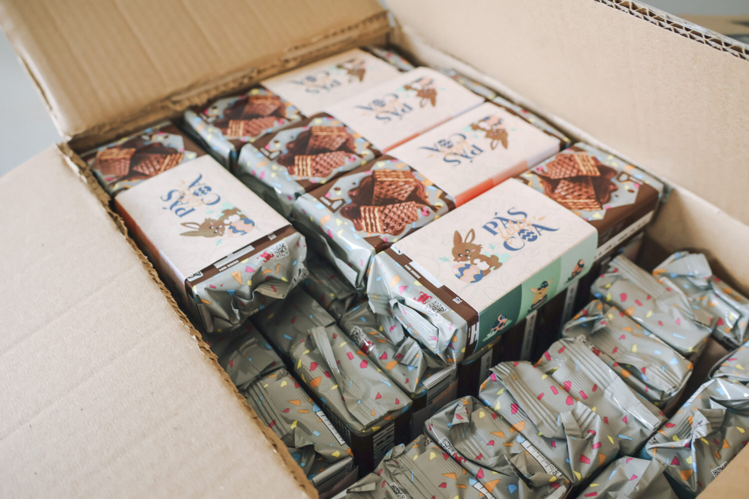 Entrega de chocolate para crianças e idosos na Páscoa pelo Projeto Therezinha da ProMarket