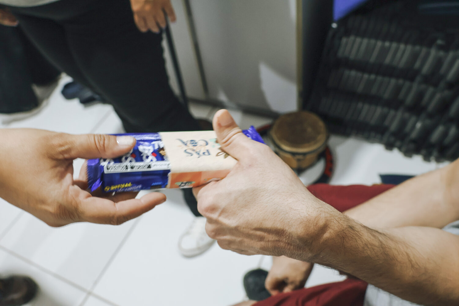 Entrega de chocolate para crianças e idosos na Páscoa pelo Projeto Therezinha da ProMarket