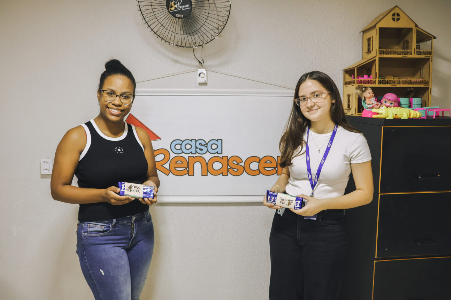 Entrega de chocolate para crianças e idosos na Páscoa pelo Projeto Therezinha da ProMarket