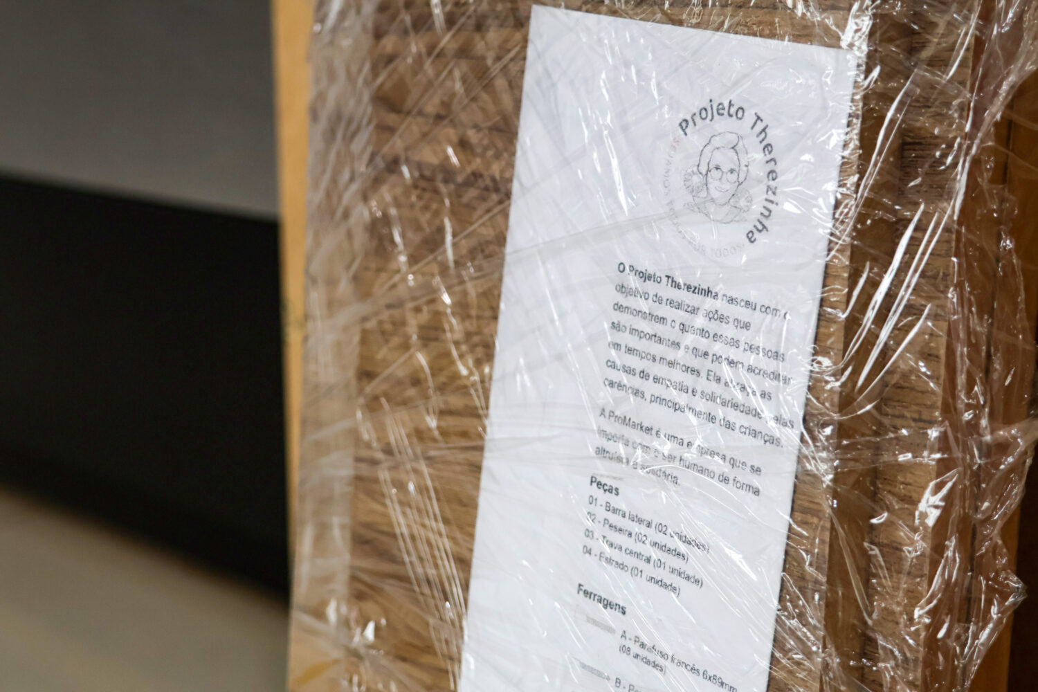 Entrega de camas fabricadas via logística reversa de madeira pelo Projeto Therezinha da ProMarket