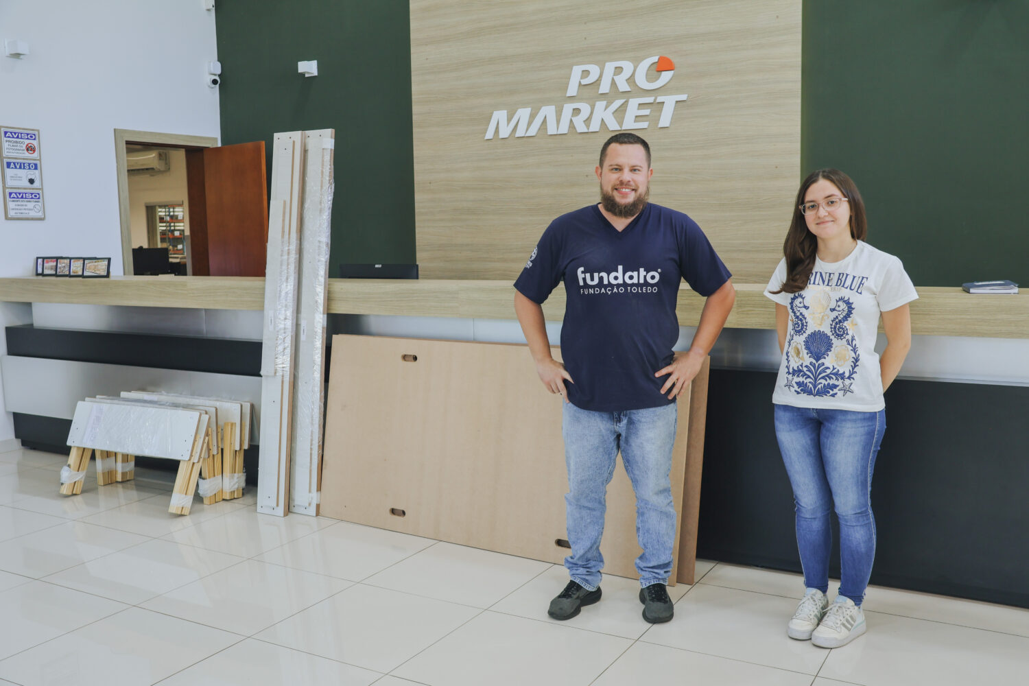 Entrega de camas fabricadas via logística reversa de madeira pelo Projeto Therezinha da ProMarket